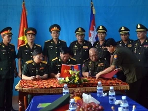 越南和柬埔寨两国军队加强团结友谊